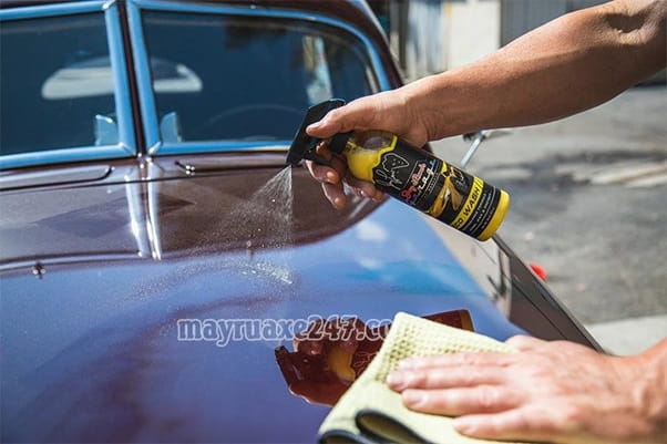Phun dung dịch l&ecirc;n bề mặt xe